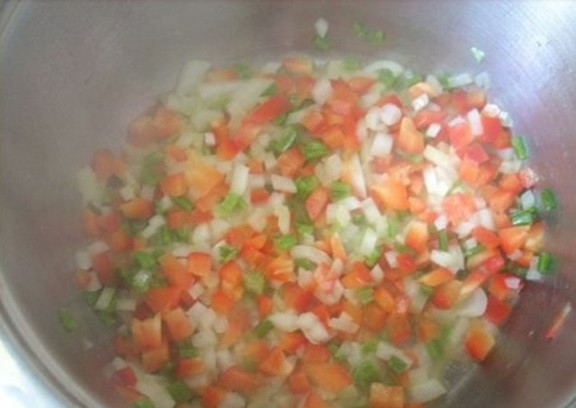 1. Этап. Суп из морепродуктов со сливками: В глубокой кастрюле обжарьте в сливочном масле лук с сельдереем до мягкости.