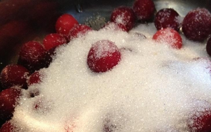 1. Этап. Бланманже творожное: В стакан влейте половину молока, разведите в нём желатин. Перемешайте и оставьте в стороне. В миск засыпьте ягоды двумя столовыми ложками сахара.