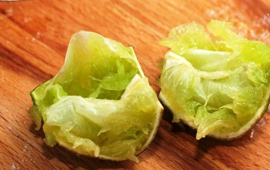 1. Этап. Печеный картофель с соусом из авокадо: В получившуюся смесь добавляем сок половины лайма, солим и перчим. Взбиваем еще разок до однородности и желаемой консистенции соуса.