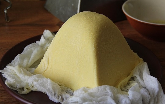 1. Этап. Пасха из козьего творога: 8. Достаем пасху из формы, перекладываем её на блюдо. За ночь уйдет вся лишняя жидкость, а сама пасха застынет.