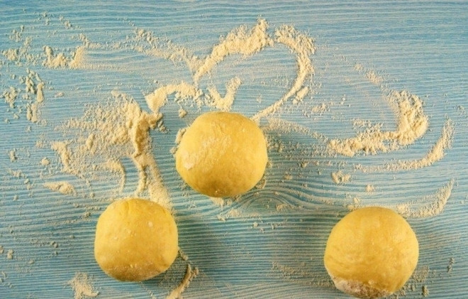 1. Этап. Шанежки с творогом: 6. Готовое тесто разделяю на небольшие шарики, которые в последствии будут шанежками, и оставляю их на 15-20 минут.