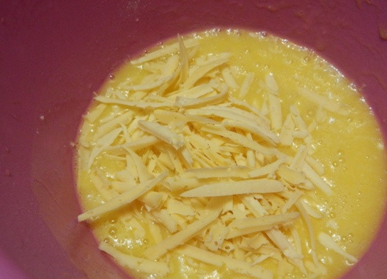 1. Этап. Нежный кекс с куриной печенью: 8. Добавляем сыр и теплое молоко. Перемешиваем.