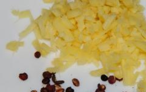 1. Этап. Говядина по-сычуаньски: Мелко порубить имбирь, перец измельчаем в ступке.