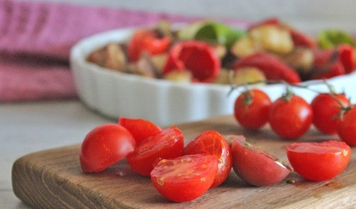 1. Этап. Салат Краски осени: Помидоры – черри помыть, обсушить, разрезать на половинки.