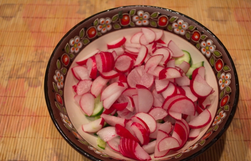 1. Этап. Салат Огород: Редис нарезать небольшими кусочками.
