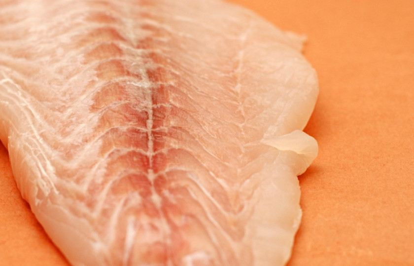 1. Этап. Рыба в кляре во фритюре: 1. Рыбку нужно вымыть, обсушить и удалить все косточки и кожицу. Нарезать средними полосочками или можно кубиками, в зависимости от ваших предпочтений.