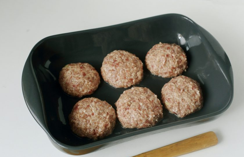 1. Этап. Котлеты из говяжьего фарша в духовке: Форму для запекания смажьте маслом. Затем, смоченными в воде руками, формируйте котлеты и выкладывайте их на некотором расстоянии друг от друга. Запекайте в духовке при температуре 180 градусов около 40 минут.