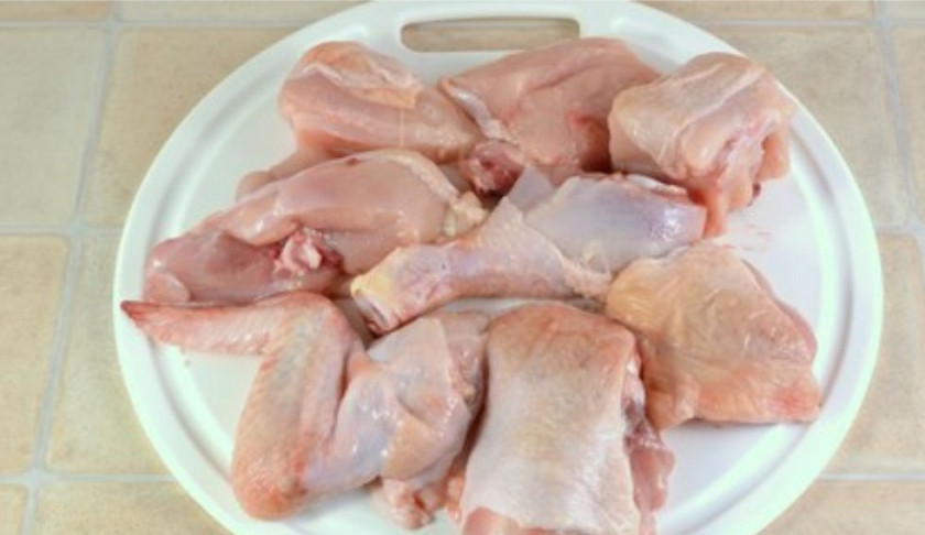 1. Этап. Курица с картошкой в сметане: 4. Курицу нарежьте крупными кусочками.