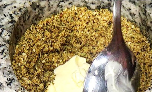 1. Этап. Маринад для цыпленка табака: Добавляем к специям ложку размягченного сливочного масла и тщательно все перемешиваем.