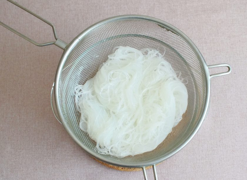 1. Этап. Фунчоза в мультиварке: Откиньте фунчозу на дуршлаг, чтобы стекла жидкость.