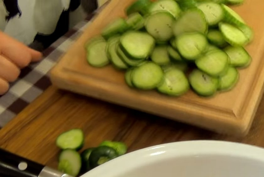 1. Этап. Салат Глехурад: 2. Нарежьте огурцы, помидоры, перец и красный лук. Смешайте овощи и заправьте ранее приготовленной заправкой. Оставьте на 10-15 минут при комнатной температуре.