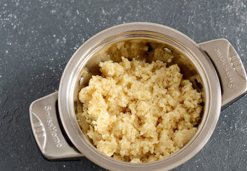 1. Этап. Сырники из пшенки: Пшенку отварите в кипящей подсоленной воде 30-40 минут.