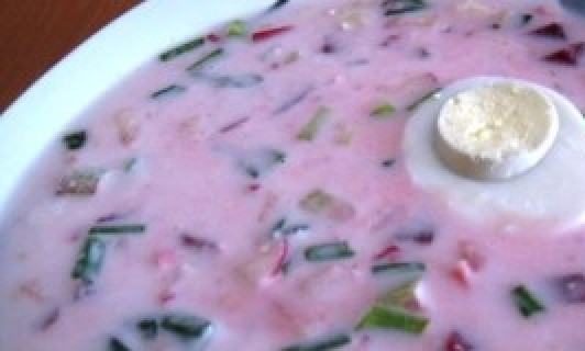1. Этап. Свекольник холодный с мясом: Добавляем в миску соль, горчицу по вкусу и заливаем кефиром. Готово!