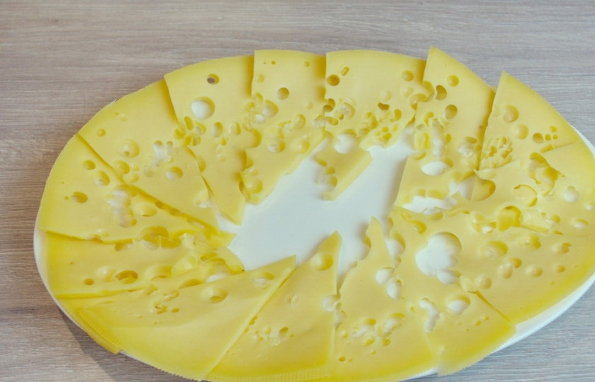 1. Этап. Сырная нарезка к вину: Возьмите большое однотонное блюдо. Выложите сыр по кругу. Важен цвет блюда. Оно не должно отвлекать от самого продукта. Лучше выбирать однотонные спокойные цвета посуды.