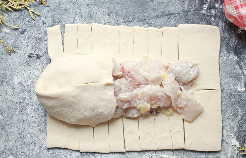 1. Этап. Пирог с муксуном: Сначала выложите друг на друга верхнюю широкую часть.