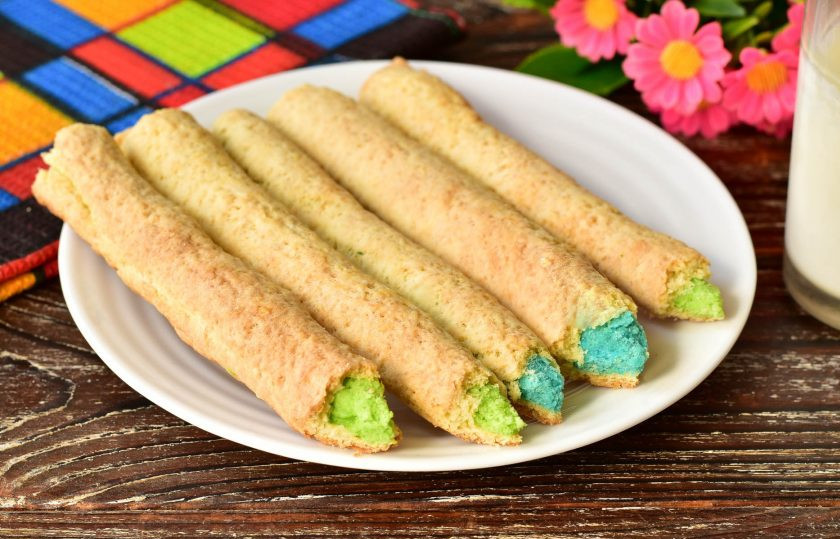 1. Этап. Печенье Карандаши: Край каждого печенья немного срежьте, чтобы получился карандаш. Печенье готово! Приятного аппетита!