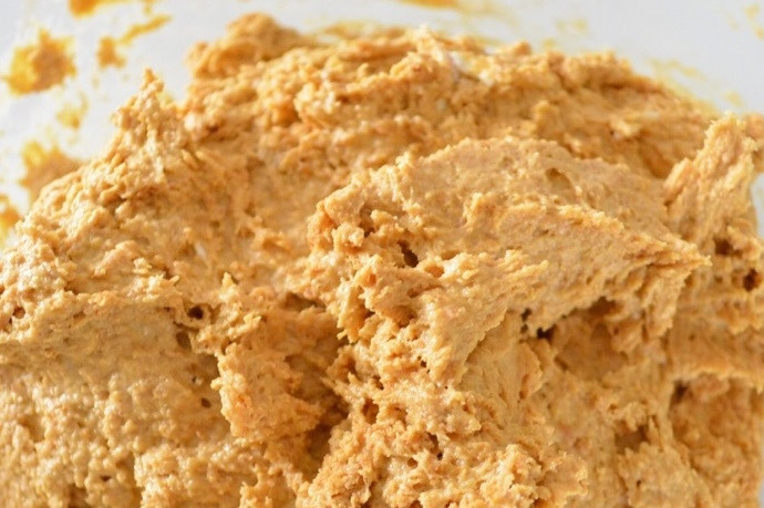 1. Этап. Трюфели из тыквы и сливочного сыра: 3. Отправьте смесь в холодильник на полчаса.