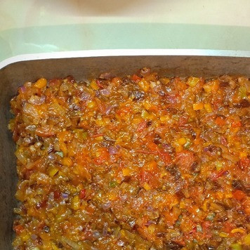 1. Этап. Рататуй с куриной грудкой: На дно формы для запекания выложить соус.