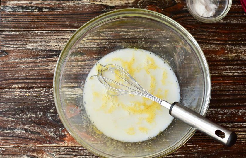 1. Этап. Толстые блины на соде: Влейте теплое молоко и воду. Перемешайте.