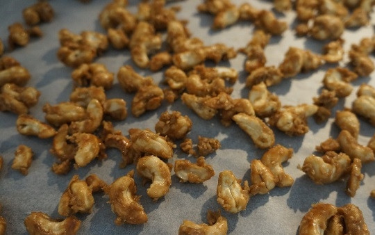 1. Этап. Кешью в карамели: 3. В конце добавьте соль, снимите орехи с огня и выложите на пергамент, распределяя ровно и максимально отдельно друг от друга. Как только орешки остынут, можно пробовать.