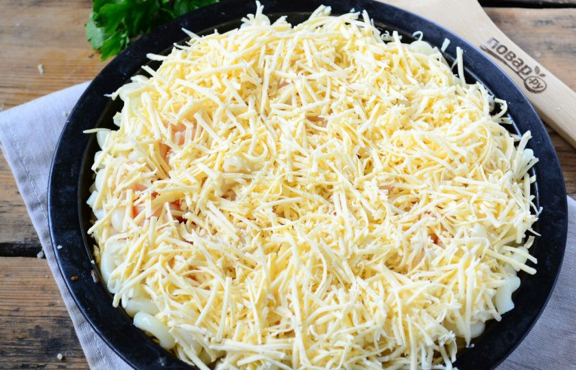 1. Этап. Макароны с сыром (быстро и вкусно): Следующим слоем выложите оставшиеся макароны, полейте томатным соусом. Это нужно делать именно на втором слое макарон, чтобы соус пропитал всю запеканку. В конце снова щедро присыпьте тертым сыром.