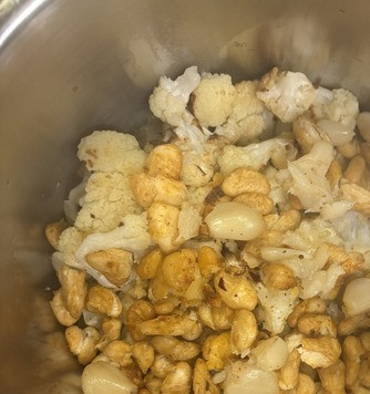 1. Этап. Суп-пюре из цветной капусты: Добавить к луку капусту, фасоль и чеснок.