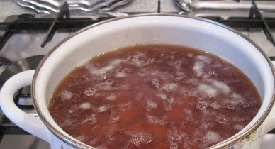 1. Этап. Щи суточные: Наливаем в грибной отвар воду, в которой замачивались грибы, доводим до кипения и выкладываем в кастрюлю с таким бульоном очищенный и нарезанный на кубики картофель. Жидкости у нас получится чуть больше 1.5 литров. Варим картошку до готовности.