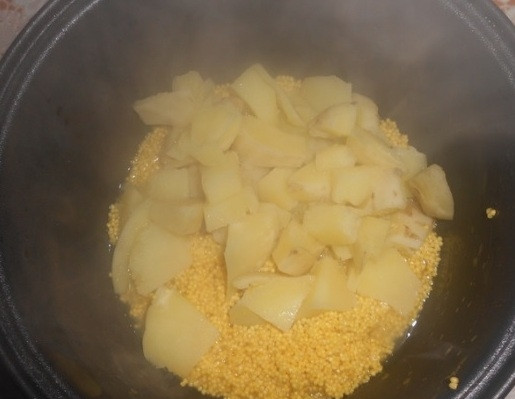 1. Этап. Пшенная каша Сливуха: 4. Итак, теперь пшено и картофель варятся вместе. Соль добавьте сразу, а молоко — в конце варки. В моей мультиварке я готовила в режиме 