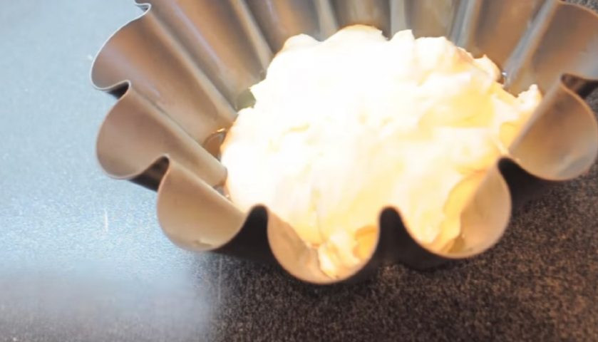 1. Этап. Воздушная творожная запеканка: 3. Подготовьте форму для выпекания. Для этого смажьте ее растительным маслом. Затем выложите в форму творожную массу и разровняйте лопаткой.