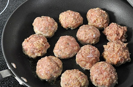 1. Этап. Митболы с сыром Моцарелла: 5. Начините каждый митбол сыром и поместите на разогретую с оливковым маслом сковороду.