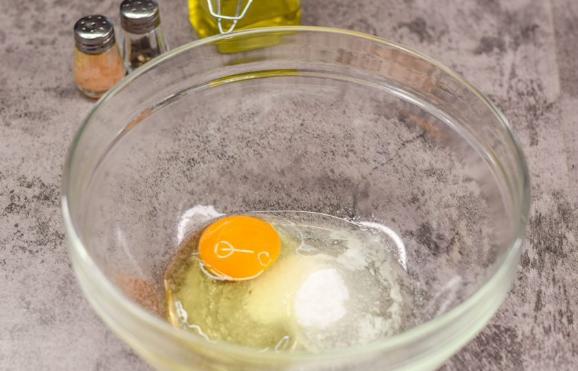 1. Этап. Творожные булочки с зеленью: В глубокую миску вбейте яйцо, добавьте сахар и щепотку соли.