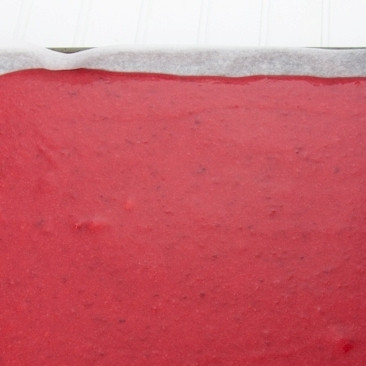 1. Этап. Сливовая смоква: Застилаем противень пергаментной бумагой. Равномерно распределяем по противню слой сливового пюре толщиной примерно 0.5 см. У меня из указанного количества ингредиентов получилось целых три противня.