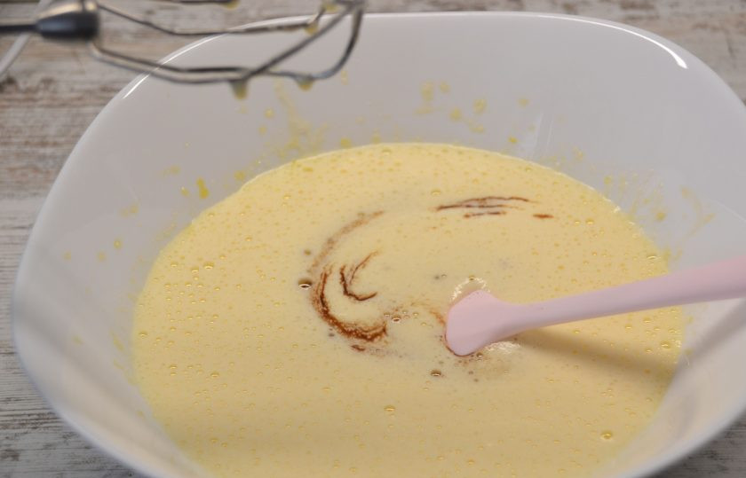 1. Этап. Брауни с малиной: Все хорошо взбейте до пышности, влейте к яйцам шоколадную массу.