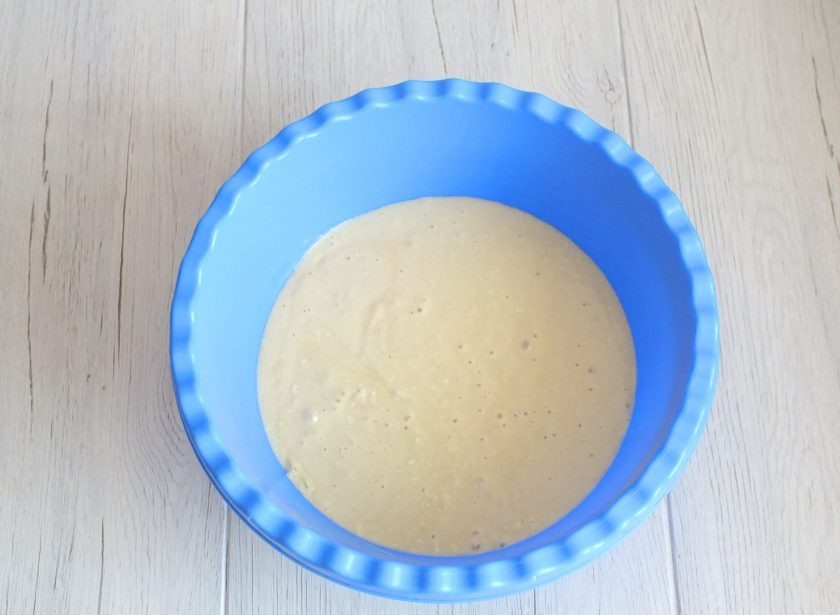 1. Этап. Кекс в пароварке: На малых оборотах взбейте тесто до однородного состояния.