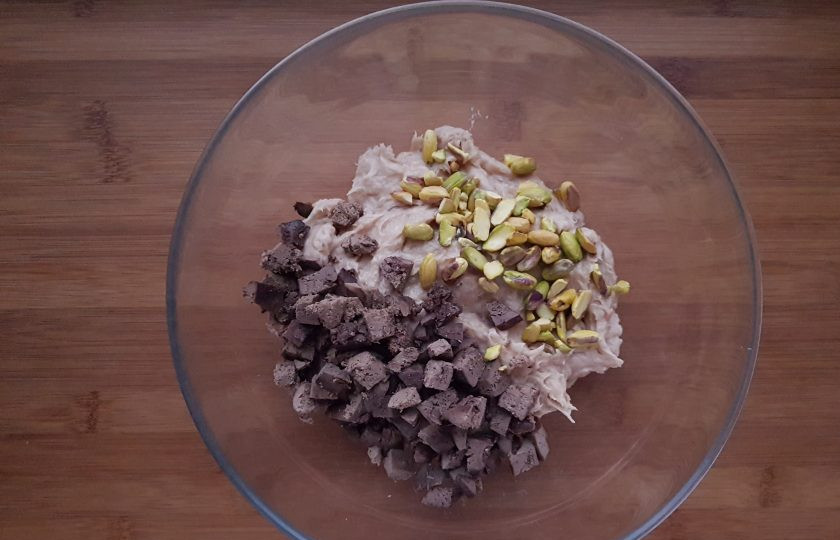 1. Этап. Террин из курицы с фисташками: Фарш переложите в миску. Добавьте в него фисташки и нарезанную куриную печень, перемешайте.