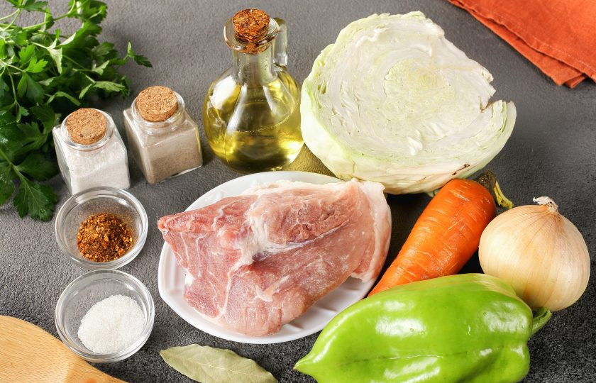 1. Этап. Тушёная капуста с мясом в кастрюле: Подготовьте все ингредиенты.