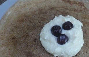 1. Этап. Блинная запеканка с творогом и вишней: В серединку каждого блина выкладываем по 1 ст. ложке творожной начинки и 3-4 вишни (можете и больше). Поднимаем краешки и собираем их, как если бы решили перевязать их ленточкой.