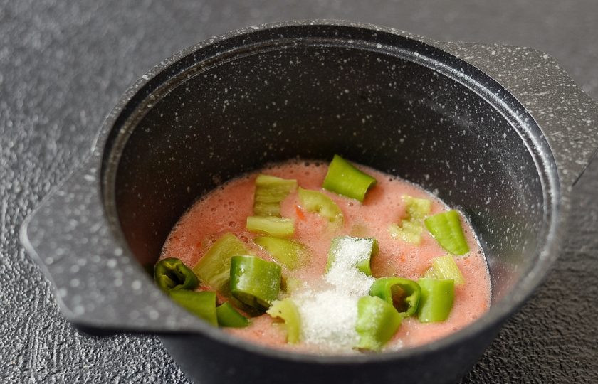 1. Этап. Лечо из горького перца: Соедините перцы и томатное пюре. Добавьте соль, сахар, влейте растительное масло. Проварите 10 минут на среднем огне.