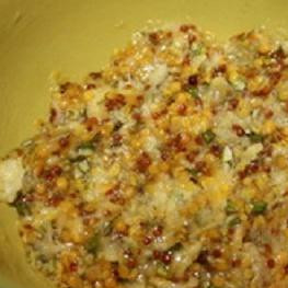 1. Этап. Буженина с горчицей: 1. Мясо надо хорошо промыть и хорошо вытереть. Снять с куска лишнюю пленку. Промазать кусок мяса солью и перцем. В таком виде мясо должно немного постоять. Чеснок мелко измельчить или выдавить через чеснокодавку. Корень свежего имбиря очень мелко порубить. Измельчить веточку розмарина, если она у вас свежая. В отдельной посуде все эти компоненты перемешать. Добавить туда горчицу и хорошо смешать.