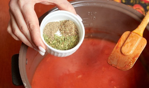 1. Этап. Томатно-сливочный суп: Специи. У меня сушеный базилик и черный перец.