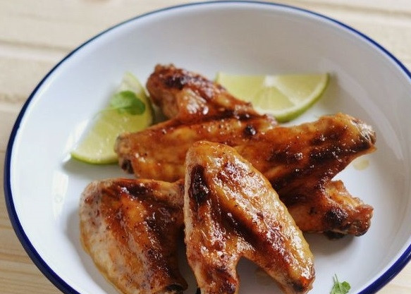 1. Этап. Крылья барбекю: Готовьте крылья на гриле или в духовке до золотистого цвета. Приятного аппетита!