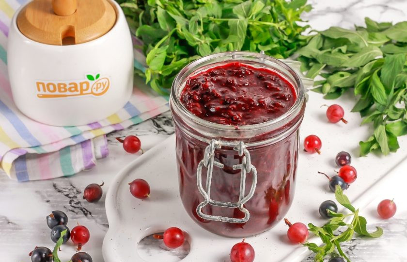 1. Этап. Джем из крыжовника и смородины: Выложите горячий джем в банки и сразу же закатайте их крышками по резьбе или с помощью ключа для консервации.