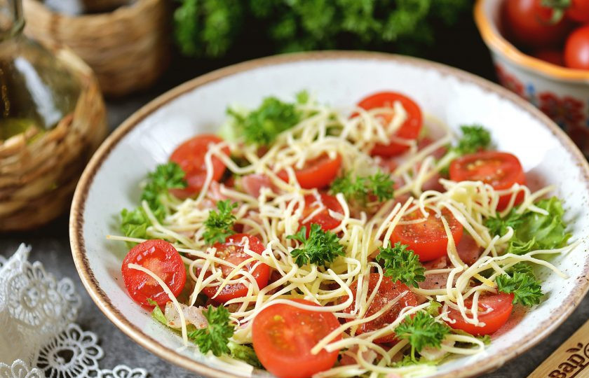 1. Этап. Салат Фризе с беконом: Перед подачей украсьте салат листиками петрушки. Приятного аппетита!