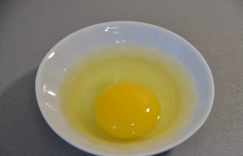 1. Этап. Яичница в блинах: Яйцо можно разбить сразу в блин, но лучше его разбить в небольшую тарелочку, так вылить яйцо получится аккуратнее.