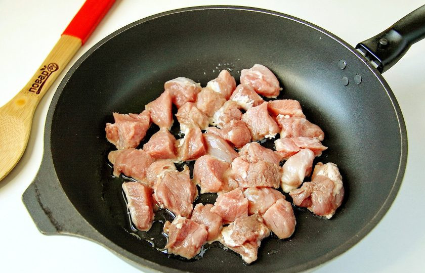 1. Этап. Мясной пай: Мясо нарежьте кубиками и отправьте на раскаленную сковороду с маслом.