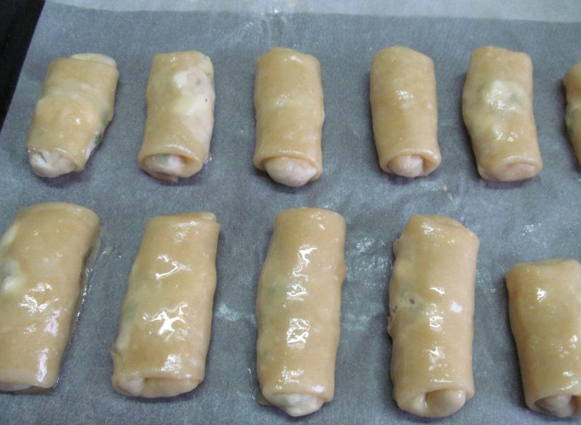 1. Этап. Пирожки из заварного теста с тунцом: Разложите пирожки на противне, смажьте яичным желтком и отправьте в разогретую до 210-220 градусов духовку.