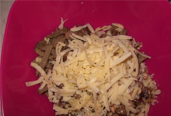 1. Этап. Салат из печени с ананасом: 5. В салатник отправьте все ингредиенты. Ананасы нарежьте, а сыр натрите на средней терке. Аккуратно все перемешайте, при желании добавьте соль, перец, специи по вкусу.