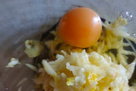 1. Этап. Вафли пышные Любимый завтрак: Добавляем одно яйцо.