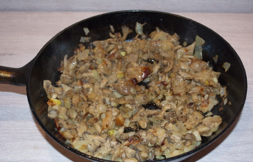 1. Этап. Вешенки, жаренные с луком: В процессе приготовления добавьте к грибам соль, перец и специи по вкусу. Тушите до готовности.