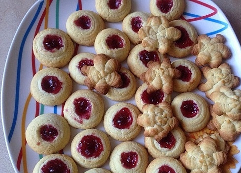 1. Этап. Курабье: Печенья получаются легкого золотистого цвета, сладкие и рассыпчатые.